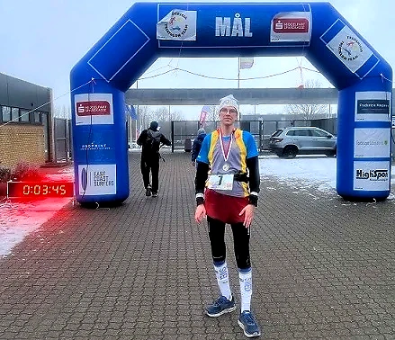 Løber krydser målstregen ved Vintersolhvervsløbet.
