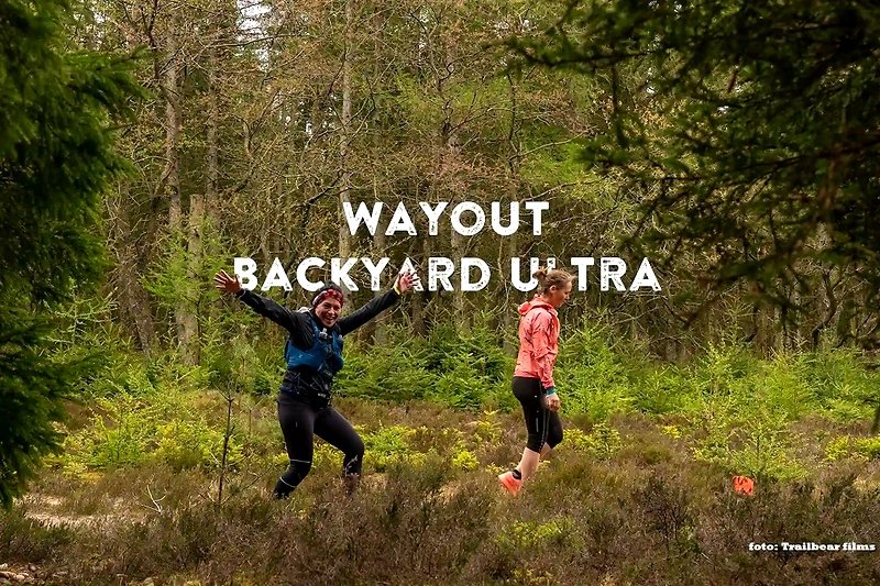 To glade løbere i skoven ved Wayout Backyard Ultra.