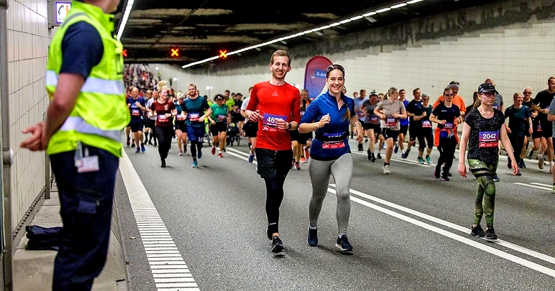 Halvmarathon løbere i tunnel. God stemning!