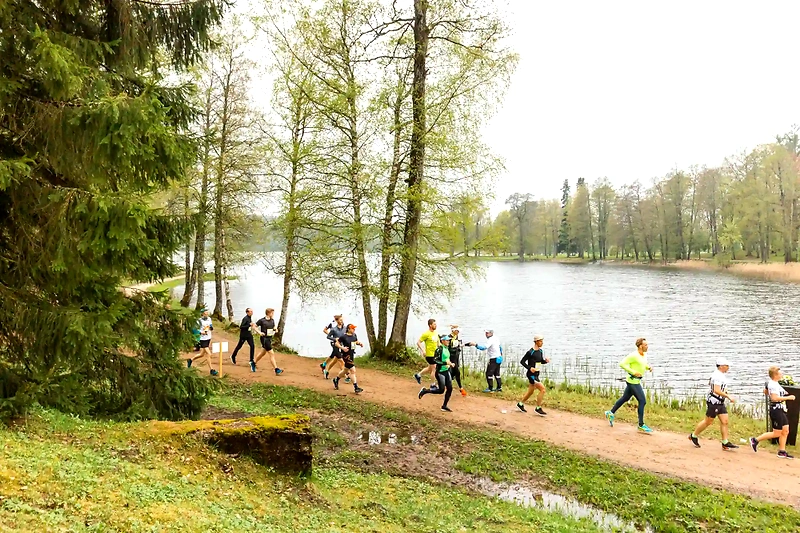 Jooksjad Lõuna-Eesti metsateel, järve ääres.