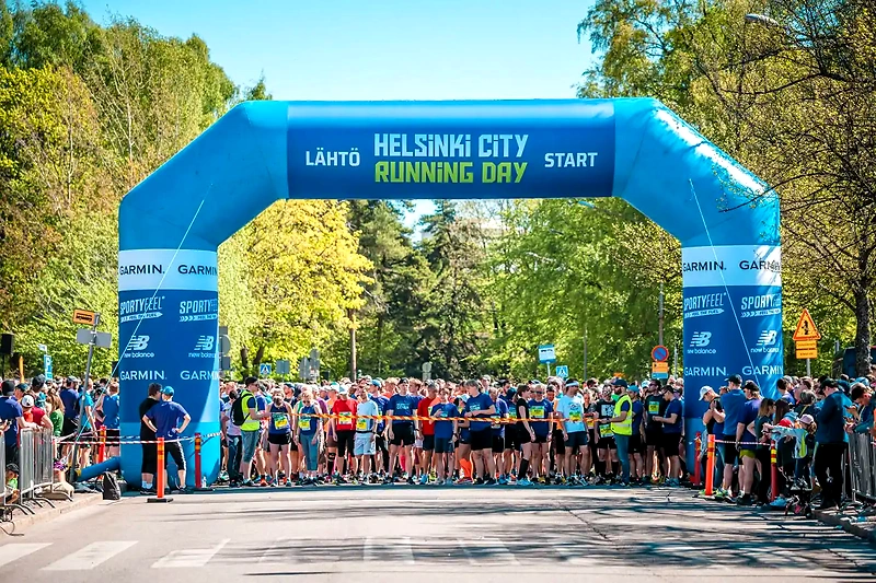 Helsingin City Running Dayn lähtöviivalla juoksijat odottavat starttia.