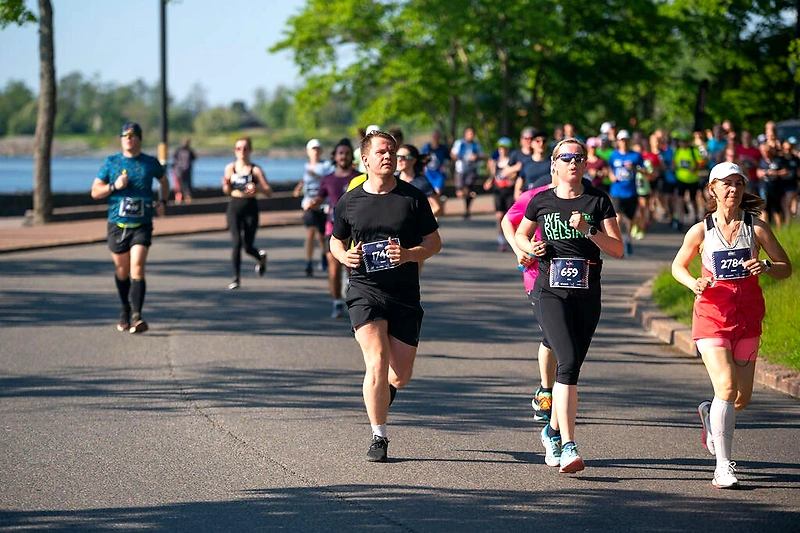 Helsingin puolimaratonin juoksijoita.