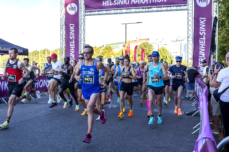 Helsingin maratonjuoksijat lähtöviivalla.
