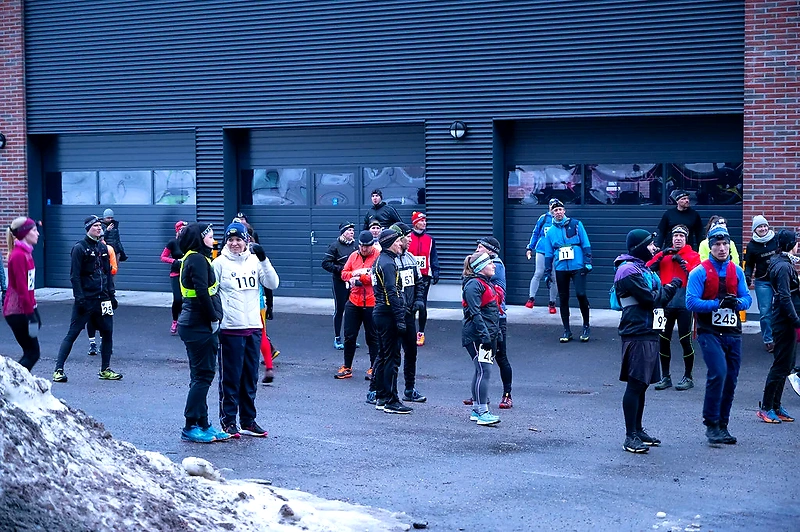 Helsingin Yöpolkujuoksun osallistujia lähtöviivalla.