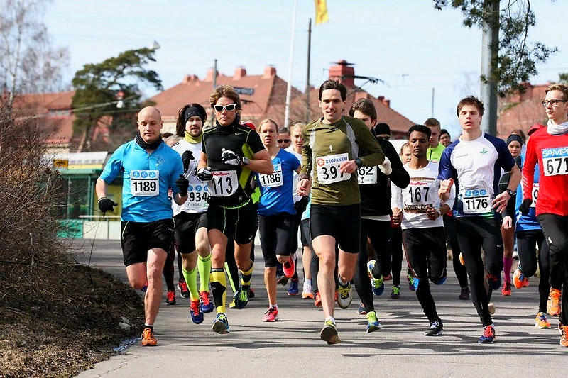 Helsingin kevätmaratonin juoksijoita kilpailussa.