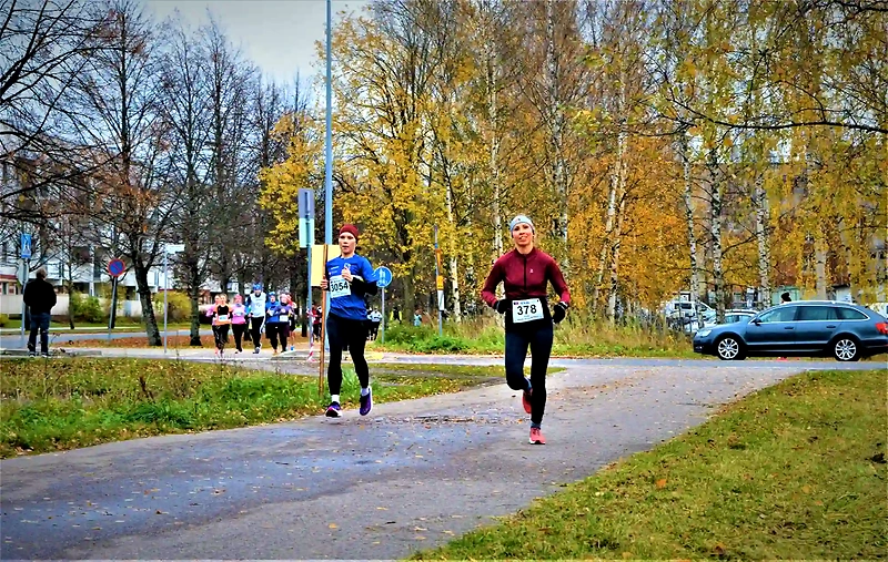 Helsingin kevätmaratonin juoksijoita. Hyvä tunnelma!