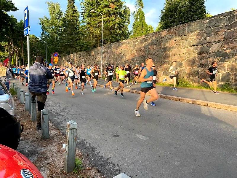 Juoksukilpailu Helsingissä, ryhmä juoksijoita asfaltilla.