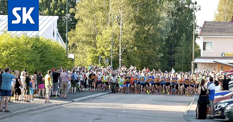 Honkahölkkä: Runners at the starting line, with spectators and buildings in the background.