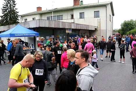 The crowd at the running race.