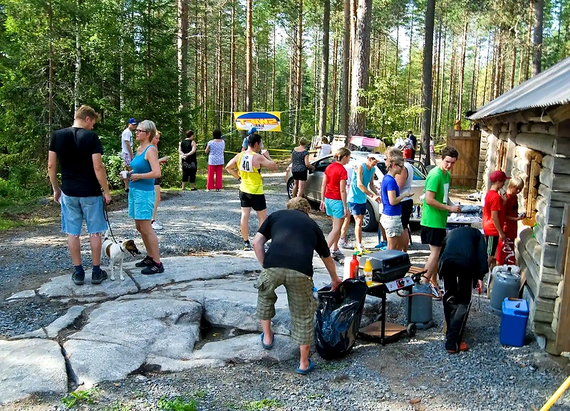 Ihmisiä ja tapahtumapaikkaa, mahdollisesti IMU-hölkkä -juoksutapahtumasta.