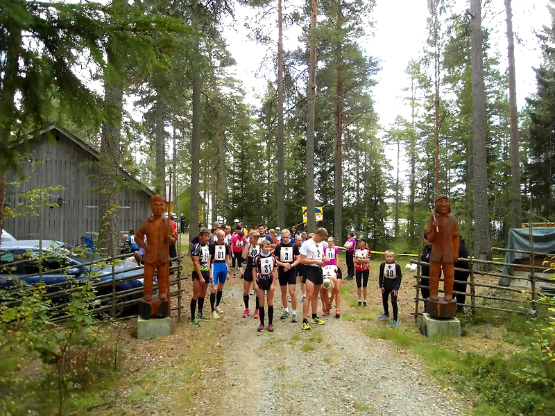 Juoksutapahtuma Ylöjärvellä, jossa juoksijat valmistautuvat kilpailuun.