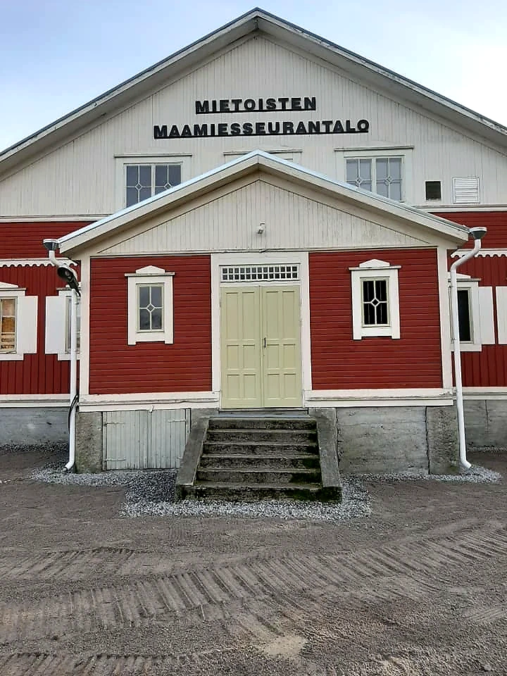 The building of the Mietoisten Farmers' Association, the event venue.