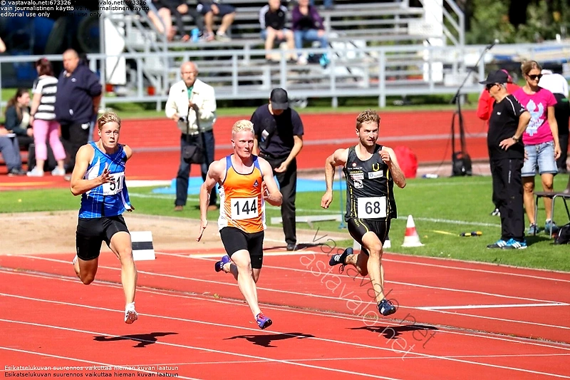 Juoksukilpailu radalla, jossa kolme juoksijaa kilpailee.