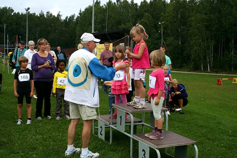 Lasten juoksukilpailun palkintojenjakotilaisuus, lapsia palkintopallilla.