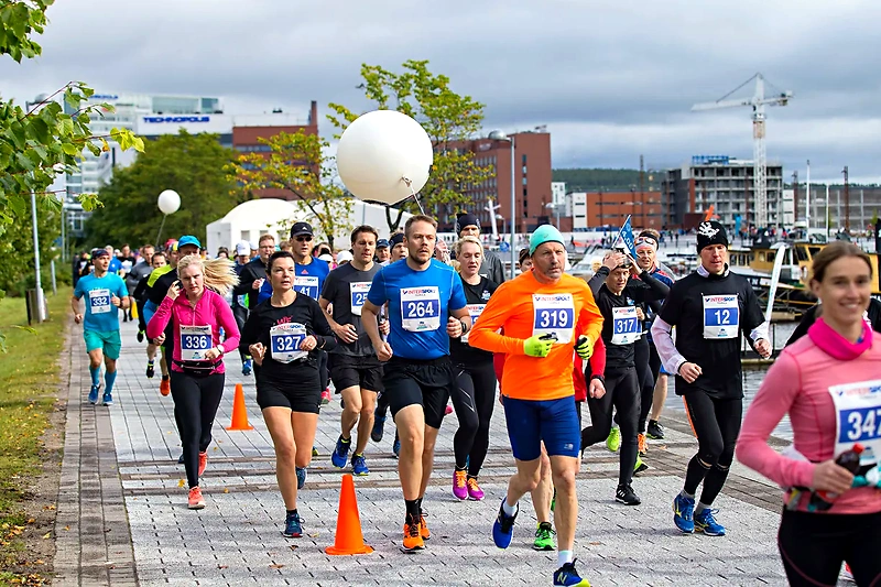 Pohjalainen hallimaraton, juoksijoita kilpailussa.
