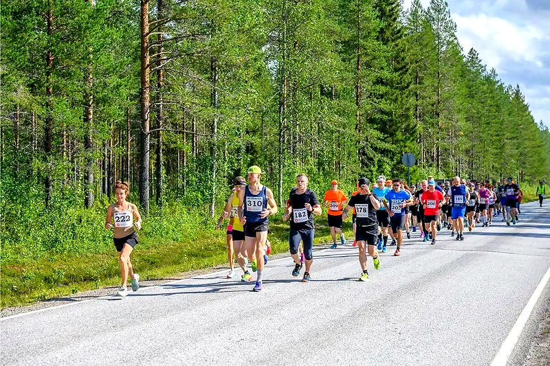 Juoksijoita juoksemassa maantiellä, Raatteen Maraton.