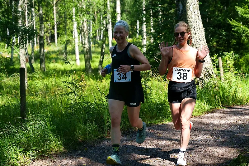 Two runners in the Saarten 10 race.