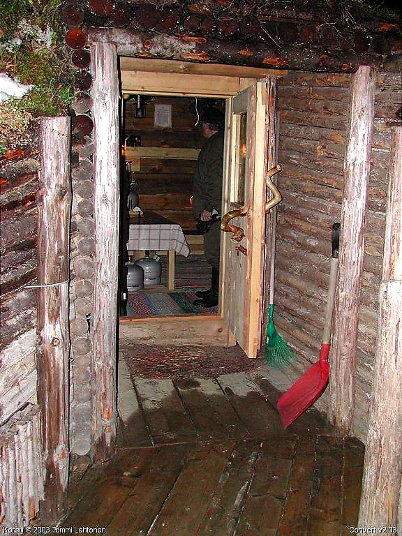 Mökki sisällä, mahdollisesti kilpailukeskus.