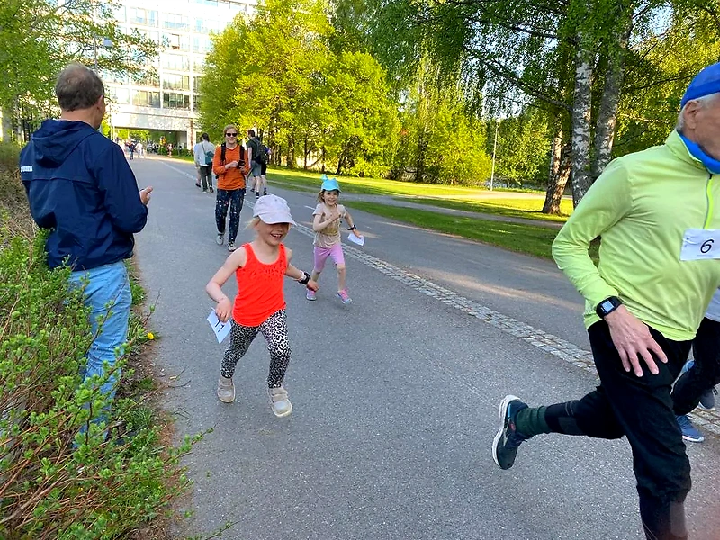 Itsetranskendenttisen 2 mailin juoksun osallistujia Helsingin Munkinpuistossa.