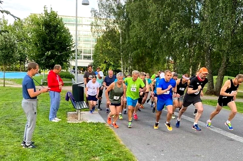 Itsetranskendenttisuus 2 mailin juoksun osallistujia lähtöviivalla.