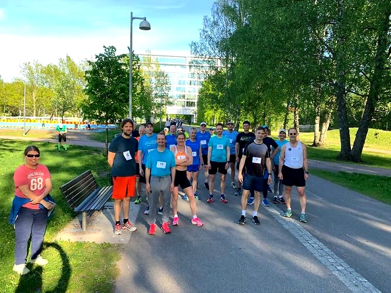 Itsetranscendence-juoksun osallistujia Helsingin Munkinpuistossa.