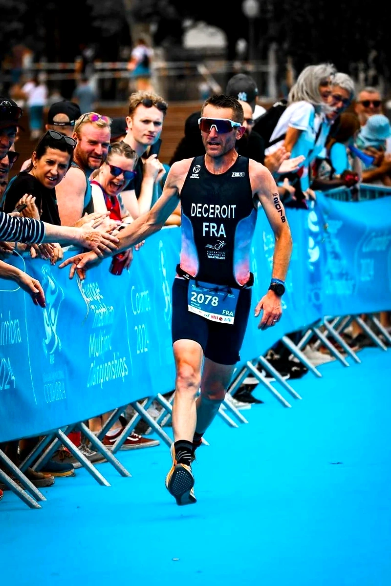 Duathlon-juoksija lähestyy maalilinjaa yleisön kannustamana.