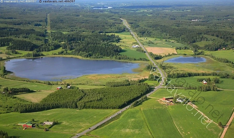 Ilmakuva järvestä ja ympäröivästä luonnosta, mahdollisesti juoksureitin ympäristöstä.