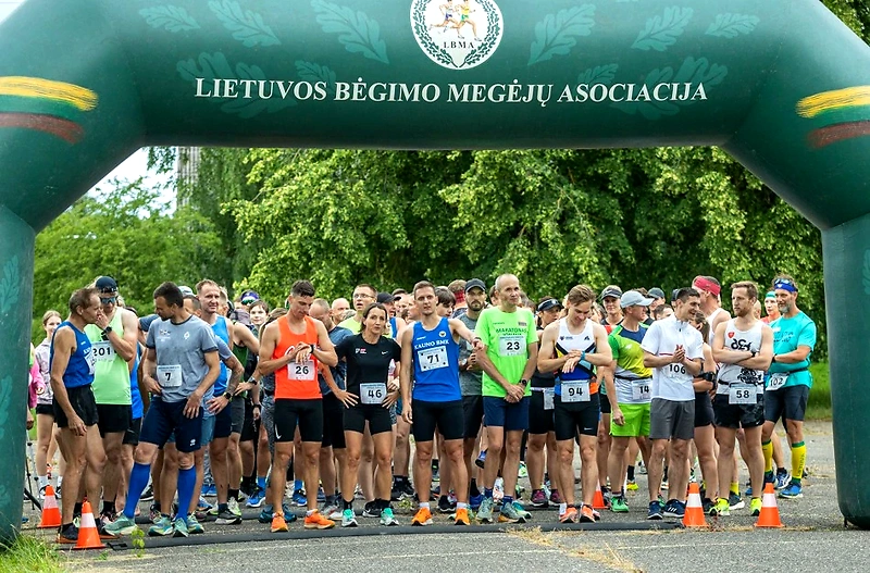 The runners' start under the arch of the Lithuanian Amateur Running Association.
