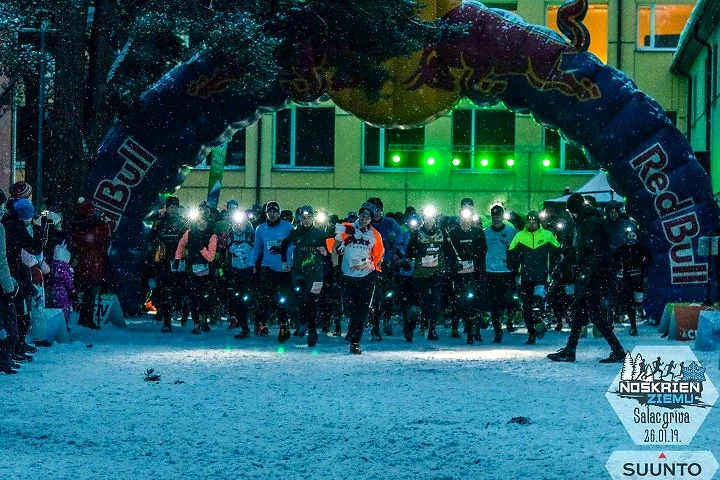 Ziemas skrējiens ar galvas lukturiem, sākoties sacensībām.