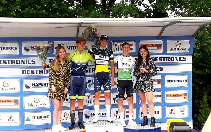 Winnaars Bestronics Trimloop op het podium.