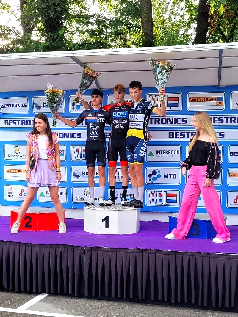 Podium Bestronics Trimloop met winnaars en bloemen.