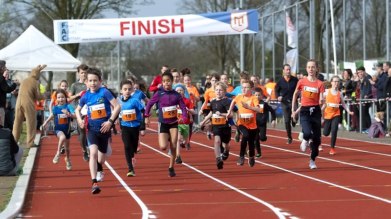 Kinderen finishen bij de Paasloop Numansdorp.