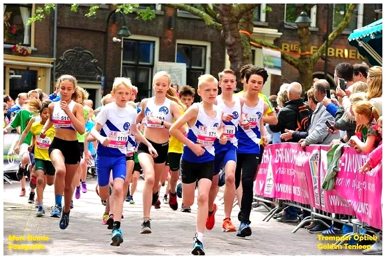Kinderen rennen tijdens een wedstrijd.
