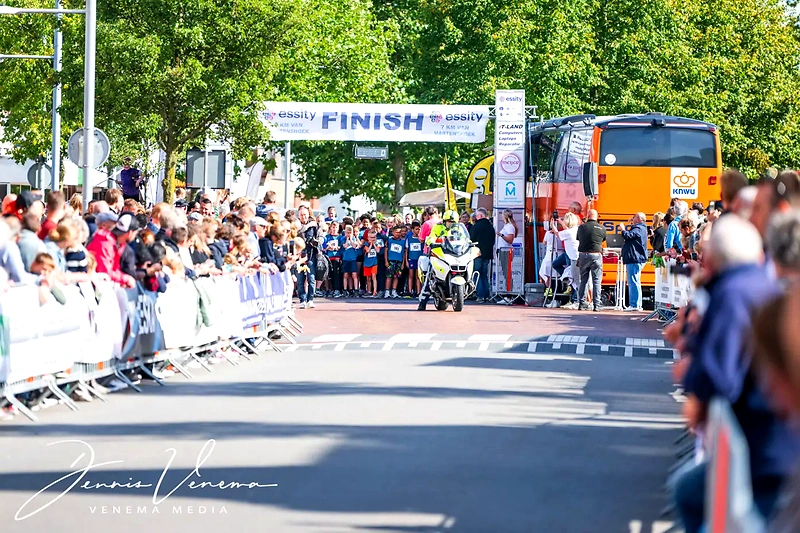 Finish Spiegelplasloop: Lopers en publiek bij de finish.