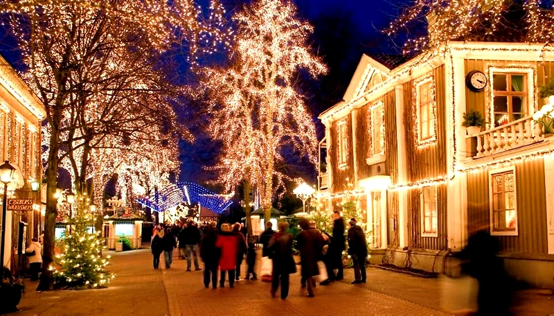 Christmas lights on a street with people, suitable for the Advent Mile Kjølnes.