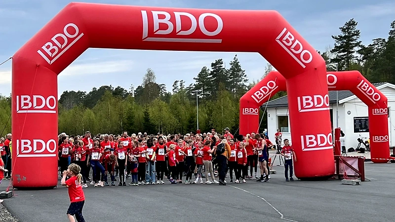 Runners are ready at the starting line during the BDO-Mila, with BDO logos visible.
