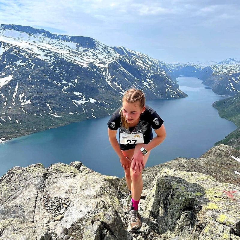 Løper på en fjellsti med vakker utsikt over innsjøen.