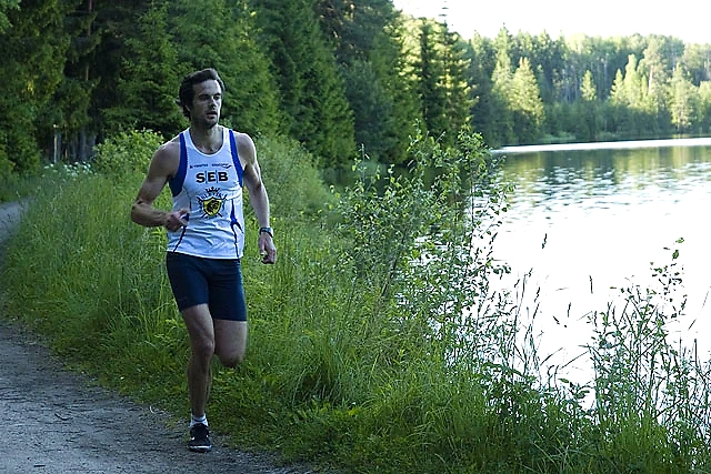 Runner on a gravel road in natural surroundings. Perfect for the trail run Borredalsløpet in Fredrikstadmarka.