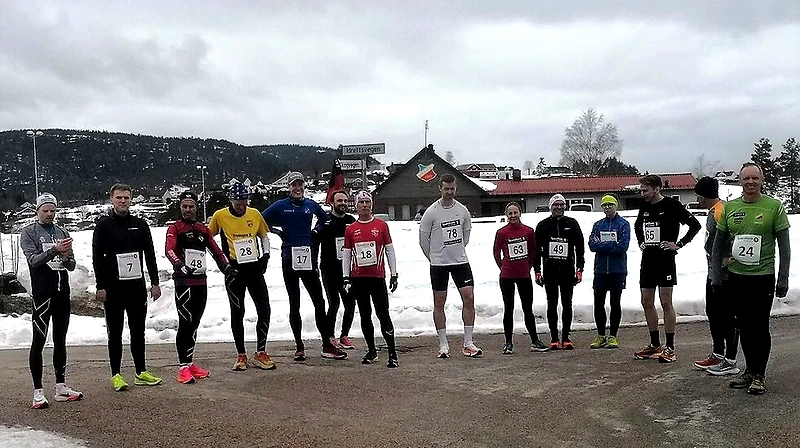 Løpere stiller opp for et landeveisløp i Botnan.