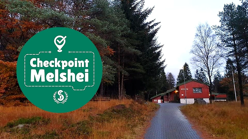 Logo for Checkpoint Melshei med sti og bygning i bakgrunnen.