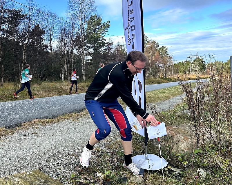 Deltaker ved en sjekkpunkt under en terrengløp.