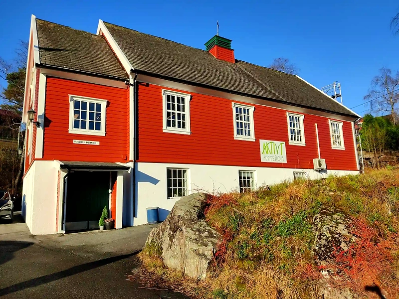Ungdomshuset, startsted for Dalajoggen høst. Rødt hus med hvite vinduer og hvitmalt bunn.