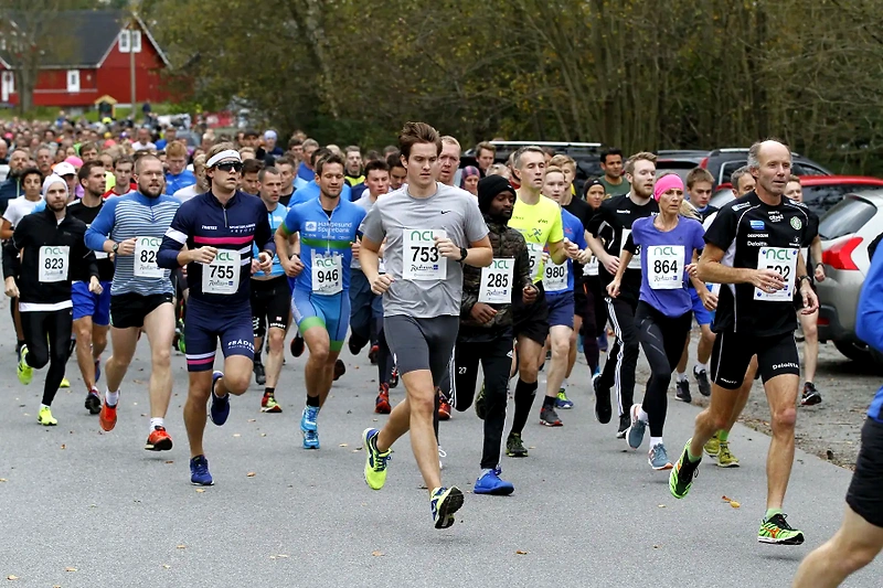 Runners in the Djupadalten trail run. Many participants run on asphalt.