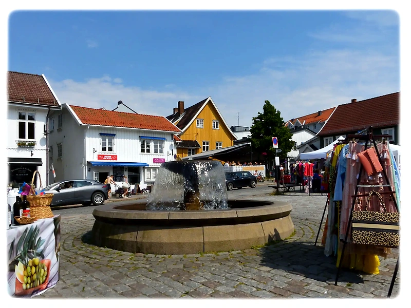 Image of Drøbak Square with fountains and buildings, possible location for the Drøbak Race.