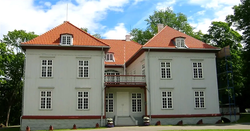Eidsvoll Verk building with a red roof and white facade, possibly the location for the 6-hour race.