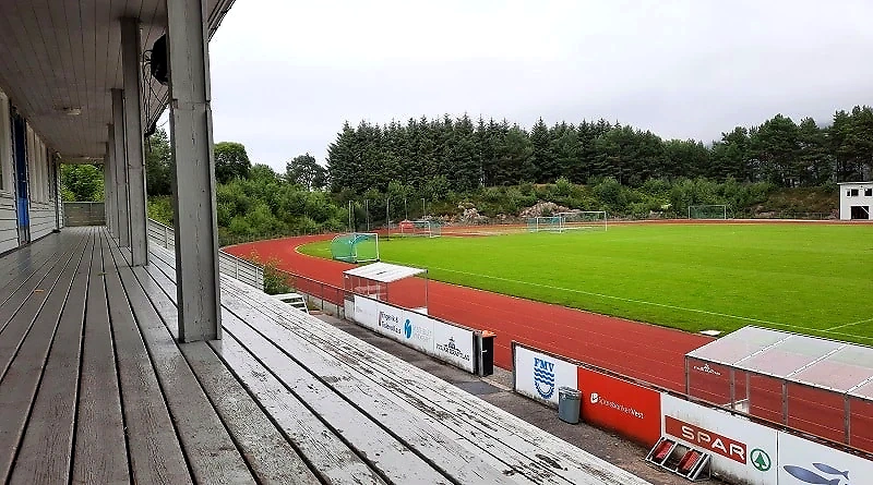 Athletics track with running track, ready for the Elvelangsløpet.