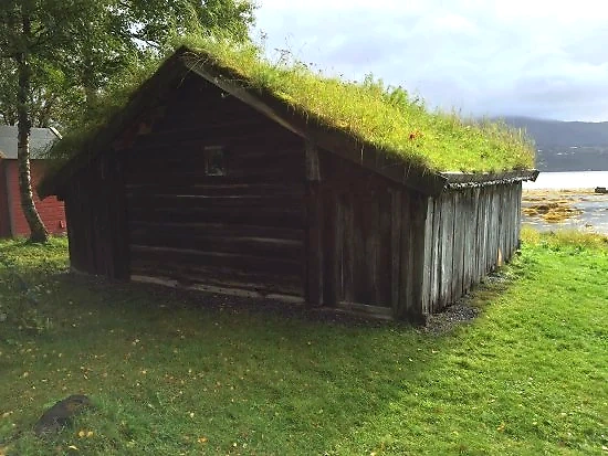 Tradisjonell bygning med torvtak i Fauske, Norge.