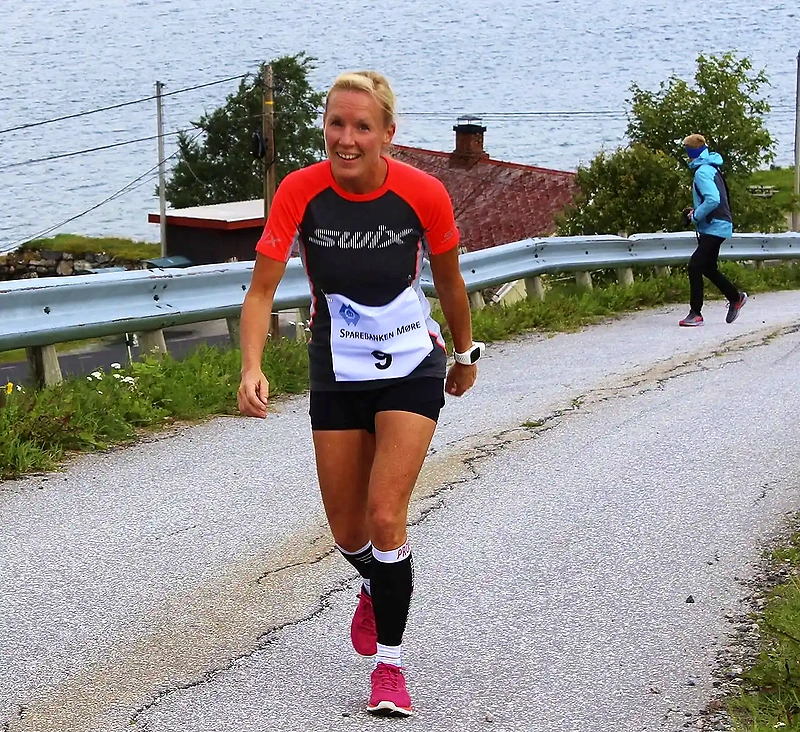 Woman running in the Flemstubben race. Bib number 9.