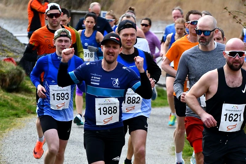 Runners participating in a trail race, with their bib numbers visible.