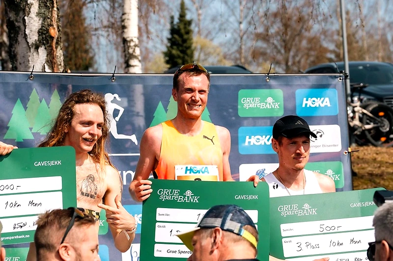 Runners with prize checks for the 10km race.